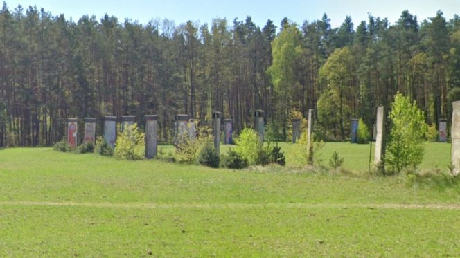 Największa kolekcja muru berlińskiego jest pod Wrocławiem. Na polu ustawiono kilkadziesiąt żelbetowych płyt z NRD