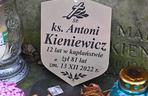  Ks. Antoni Kieniewicz za życia doczekał się gromadki dzieci. Jeden szczegół na jego grobie przykuwa uwagę