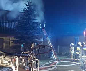 Pożar w Lubieni. Ogień opanował dom, mieszkańcy ewakuowani!