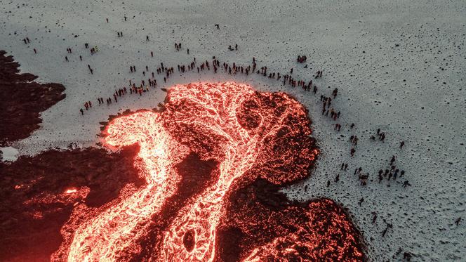 Te zdjęcia z erupcji wulkanu na Islandii robią wrażenie! Ludzie stoją koło lawy [ZDJĘCIA]