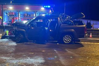 Czołowe zderzenie na S7, jedno z aut jechało pod prąd! Są ranni