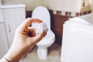 Wrzuć to do spłuczki i ciesz się pięknym zapachem w toalecie. Muszla klozetowa dłużej będzie czysta, a kamień nie osiądzie na jej ściankach