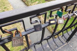 Tak wygląda most zakochanych w Tarnowie. W pobliżu jest zapomniana kapliczka św. Walentego