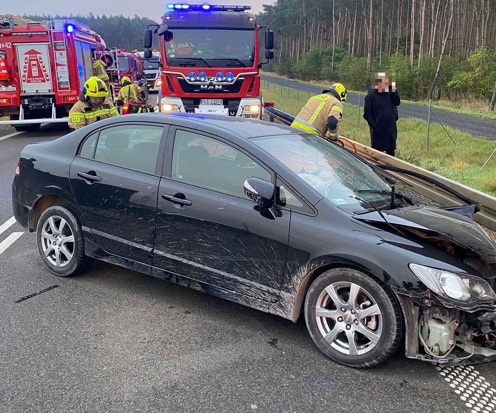 Wypadek między rondami w Lesznie. Zderzyły się dwie osobówki