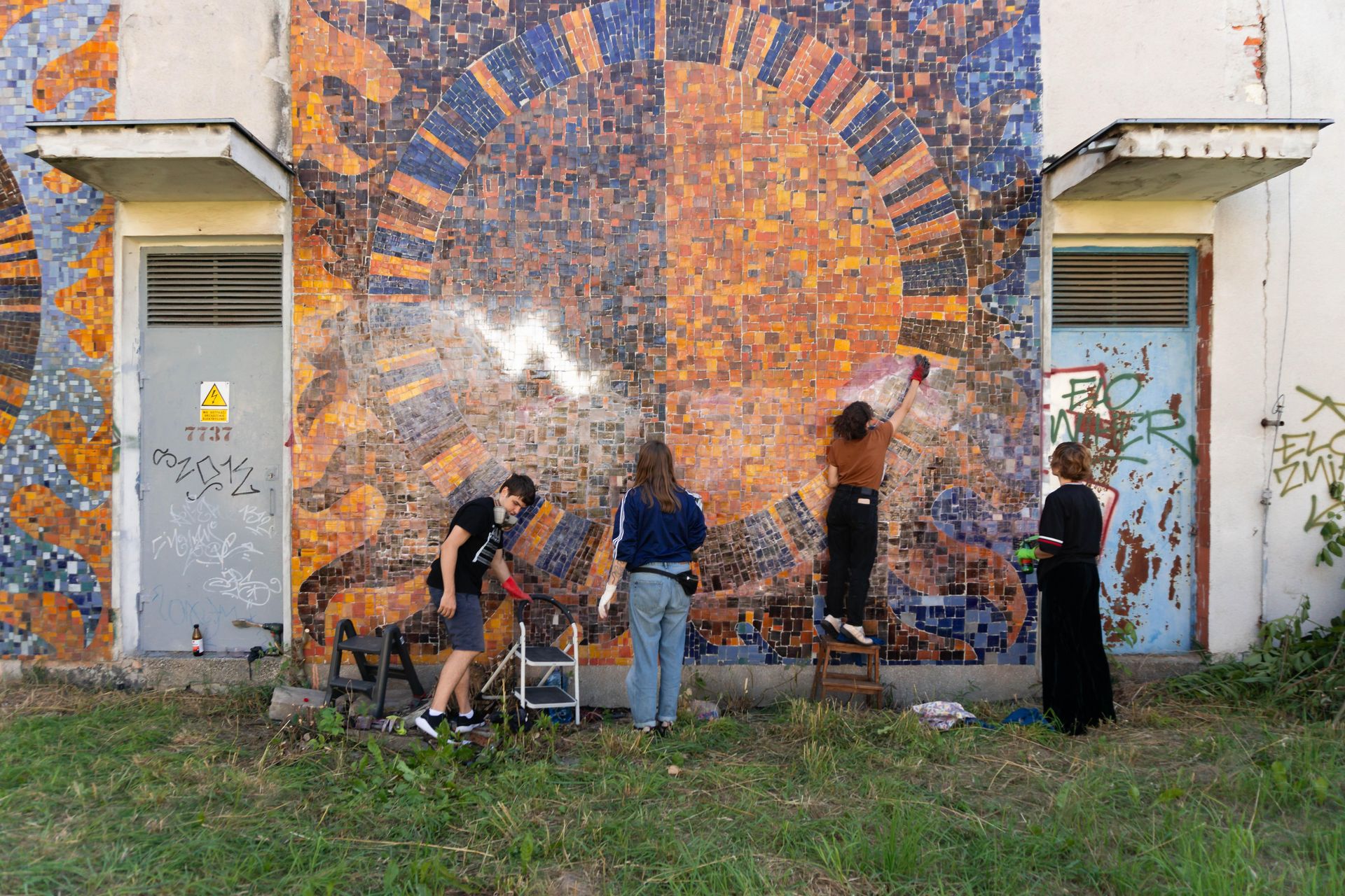 Wielkie czyszczenie mozaiki na Szpitalu Banacha - zdjęcia. Zniknęły bazgroły i chaszcze