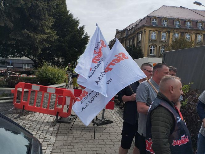 Konferencja prasowa hutników przed Ministerstwem Przemysłu w Katowicach