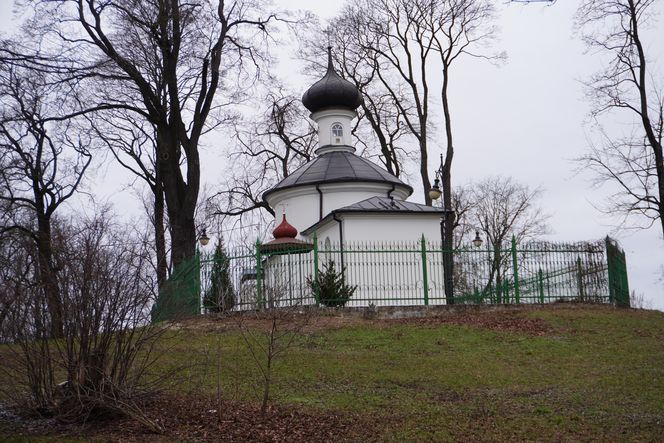 Blok z widokiem na betonowy mur. To "prestiżowa" inwestycja w Białymstoku