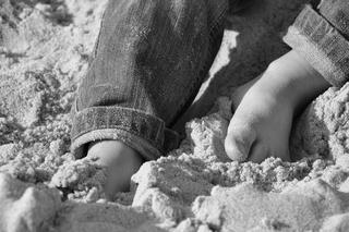 Tragedia w Mysłowicach! 7-latka bawiła się na górce piasku. Znaleziono ją martwą
