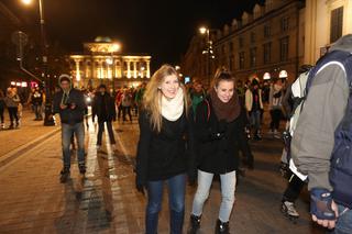 Nightskating. Warszawiacy przejechali stolicę na rolkach [Zdjęcia]