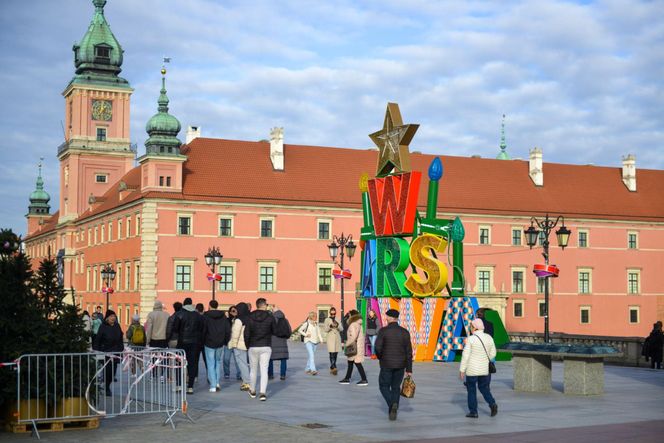 Montaż świątecznej iluminacji w Warszawie