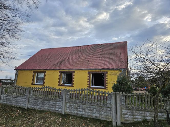 Chwalimie. Tragiczny pożar domu jednorodzinnego. Nie żyje 36-latek, jego mamę zabrała karetka [ZDJĘCIA].