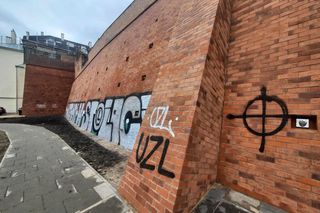 Zniszczony zabytkowy mur na Mariensztacie