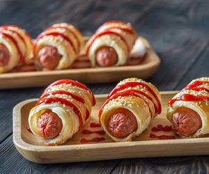 Pyszna alternatywa dla hot doga: rurka nadziewana parówką. Prosta i efektowna przekąska