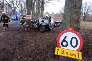 Macierz. 37-latek i 28-latka zginęli po uderzeniu w drzewu. To byli strażacy ochotnicy [ZDJĘCIA]
