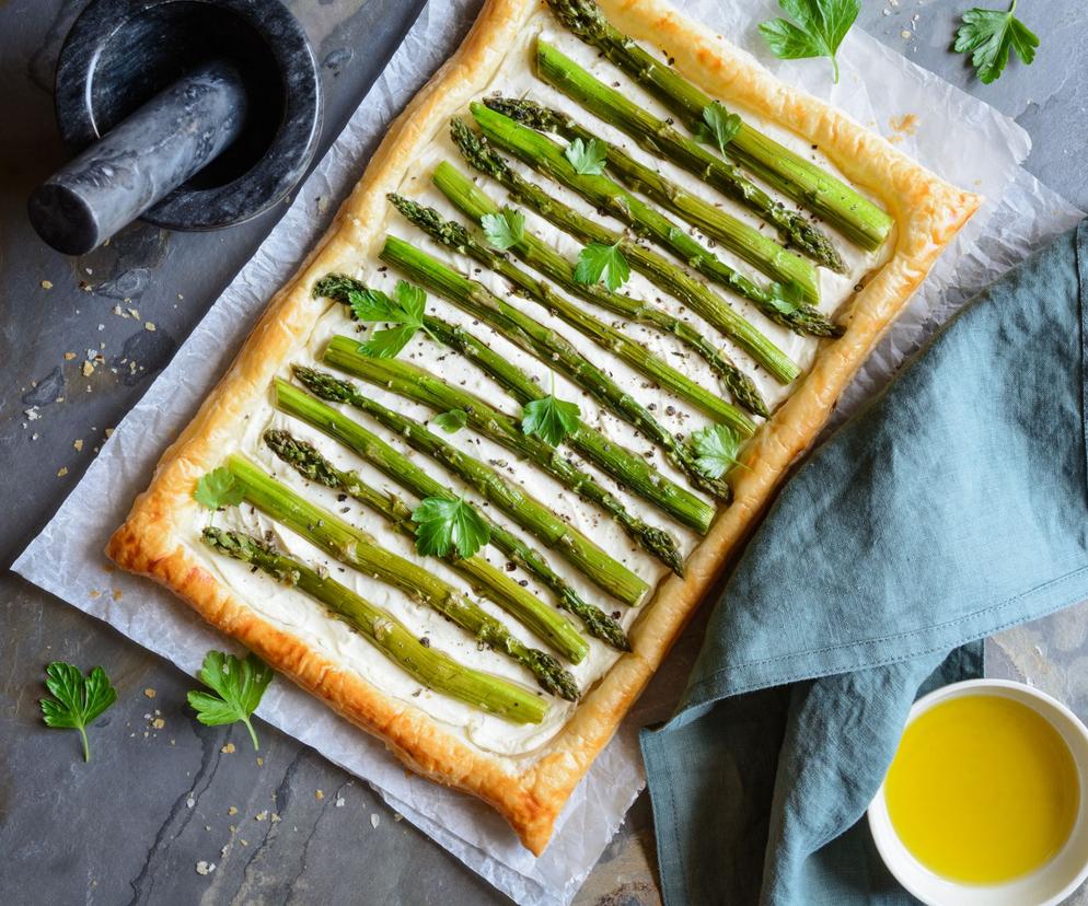 Tarta ze szparagami i pesto z czosnku niedźwiedziego