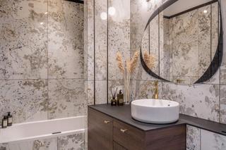 33-metrowe mieszkanie z antresolą. Żeliwne, rzeźbione schody przykuwają wzrok! Zobacz zdjęcia i zainspiruj się