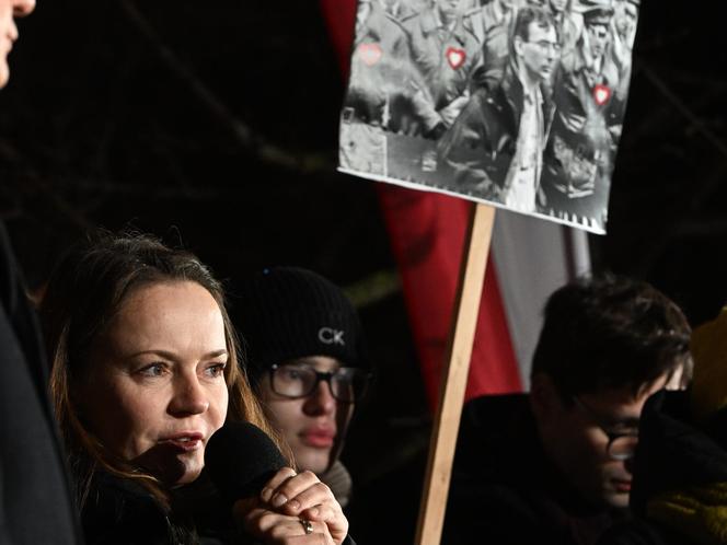 Tłumy rozpoczęły protest pod Sejmem! Uczestnicy solidarni z Mariuszem Kamińskim i Maciejem Wąsikiem