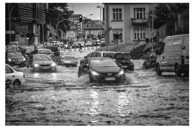 Burza w Rzeszowie: Miasto tonie w deszczu [ZDJĘCIA, WIDEO]