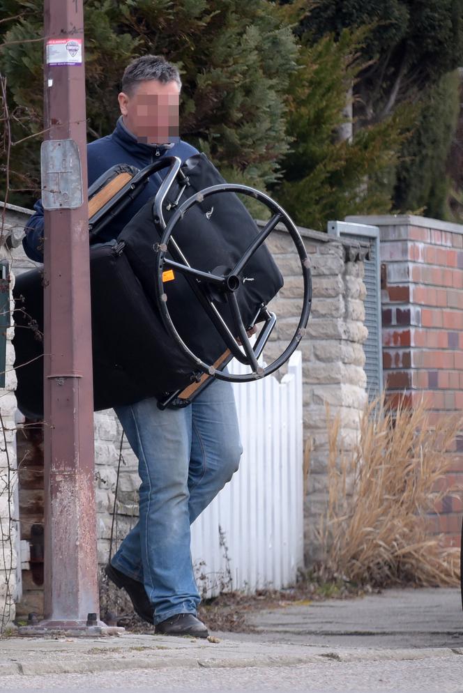 Na piżamę włożył bluzę