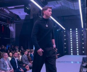 Syn Anny Przybylskiej modelem! Tak Szymon Bieniuk zaprezentował się na wybiegu obok Sworowskiej, Popiel i Kupisza