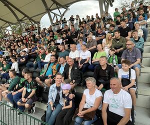 Kibice na otwarciu stadionu w Starachowicach
