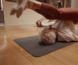 Ma 102 lata i uczy jogi! Jej nazwisko zwraca uwagę Polaków