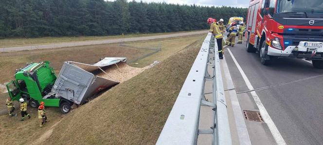 Cieżarówka spadła z wiaduktu na trasie DK 61! Na miejscu działają służby