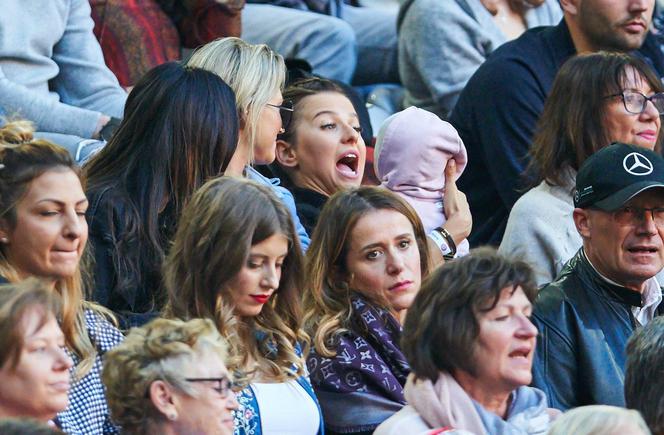 Anna Lewandowska z Klarą na stadionie