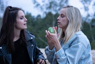 Motyw, odc. 2. Luiza (Grażyna Sobocińska) i Czarna (Agata Turkot) w młodości