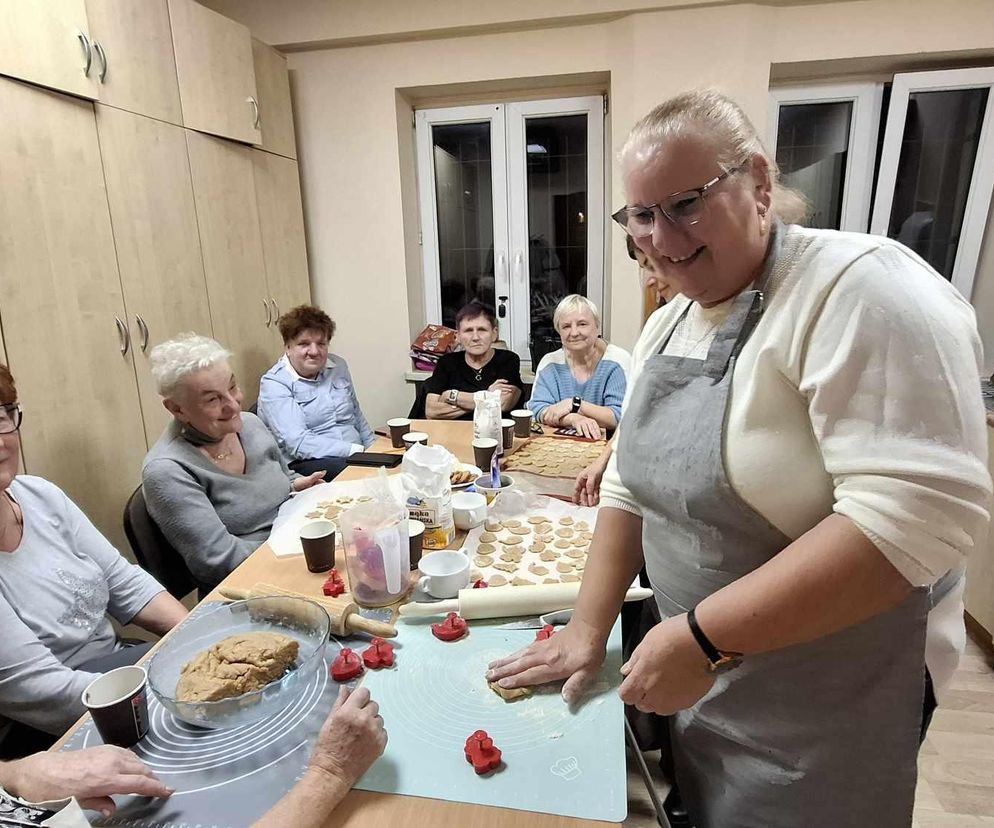 Międzypokoleniowe pieczenie pierników w PCK w Kaliszu ZDJĘCIA