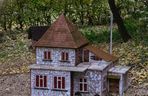 Ceramiczna miniatura domu Książków w Łysej Górze
