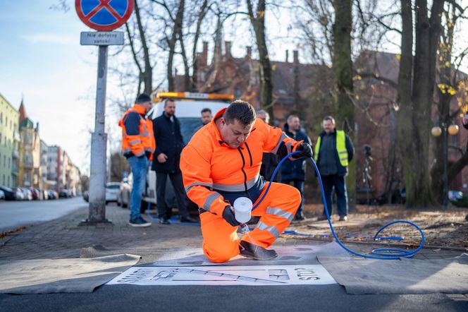 Nowe znaki na ulicach w Olsztynie. Świecą po zmroku. Gdzie się pojawiły? [ZDJĘCIA]