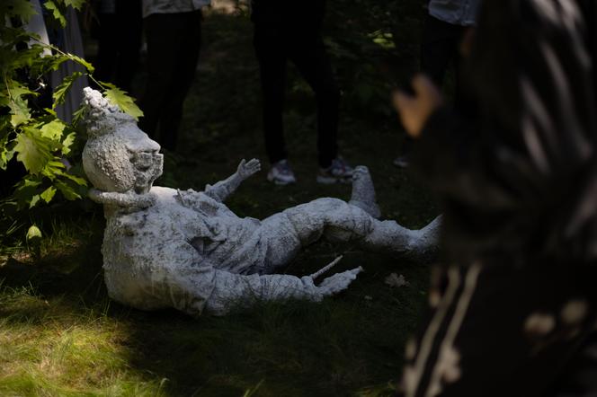 Rzeźby Pawła Althamera "Astronauci"