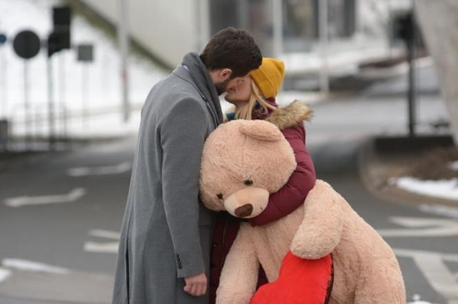 Pierwsza miłość. Wojtek (Grzegorz Daukszewicz), Emilka (Anna Ilczuk)