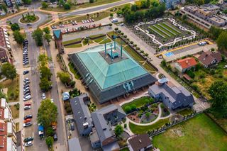 Jest niczym wielki namiot. Ten kościół zaprojektował wybitny architekt Stanisław Niemczyk. Autorem polichromii jest Jerzy Nowosielski 