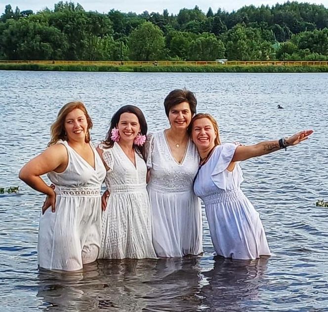 Wyjątkowe „Morsowe Wianki” ekipy "Mors Może Więcej" nad zalewem w Wąchocku. Było magicznie