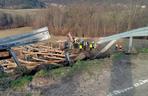 Ciężarówka przewożąca drewno spadła ze skarpy! Koszmar w Leszczawie Dolnej