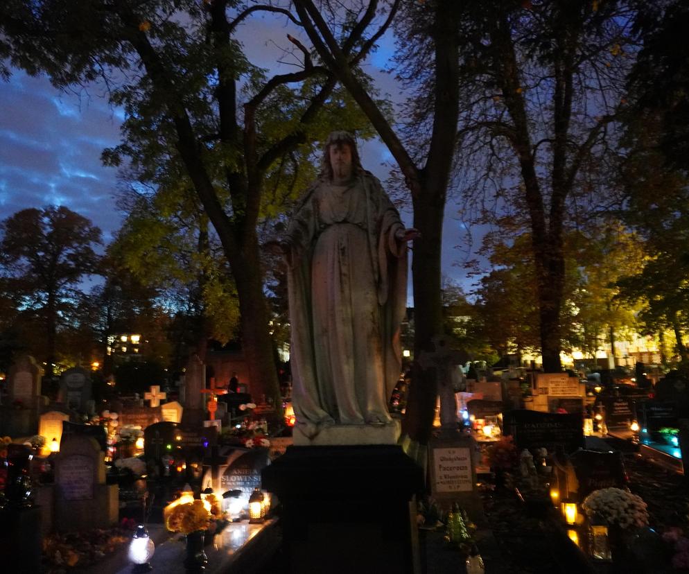 Tak wygląda Cmentarz Starofarny w Bydgoszczy po zmroku w przeddzień Święta Zmarłych. Zobacz zdjęcia
