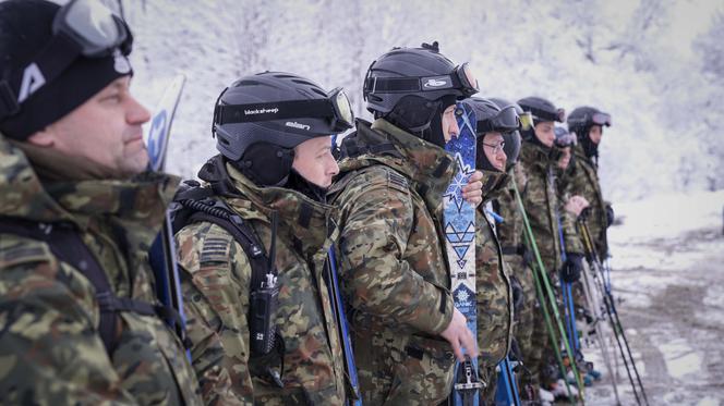 To nie jest miejsce dla mięczaków! Strażnicy graniczni przeszli EKSTREMALNE szkolenie w Bieszczadach! [ZDJĘCIA]