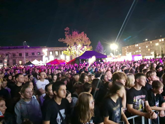 Posadzili drzewa, a następnie dali gorący koncert. Finał akcji zespołu Nocny Kochanek w Skarżysku