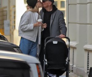 Krzysztof Ibisz z rodziną na spacerze