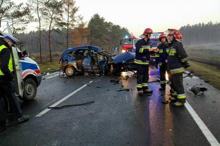 Czołowe zderzenie dwóch aut pod Bydgoszczą. Cztery osoby są ranne