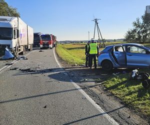 Wypadek na DK11 pod Lublińcem. Jedna osoba uwięziona w aucie. Droga jest zablokowana