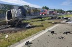 Śmiertelny wypadek na S8 pod Pabianicami. Kierujący BMW jechał pod prąd i huknął w tira [ZDJĘCIA].