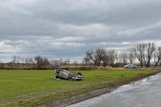 Nastolatka wypadła z opla przez przednią szybę. Wezwano śmigłowiec LPR