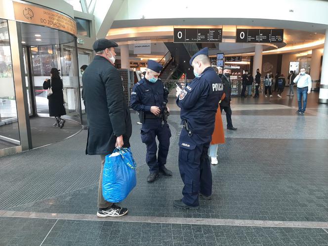 Policjanci szturmują galerie handlowe