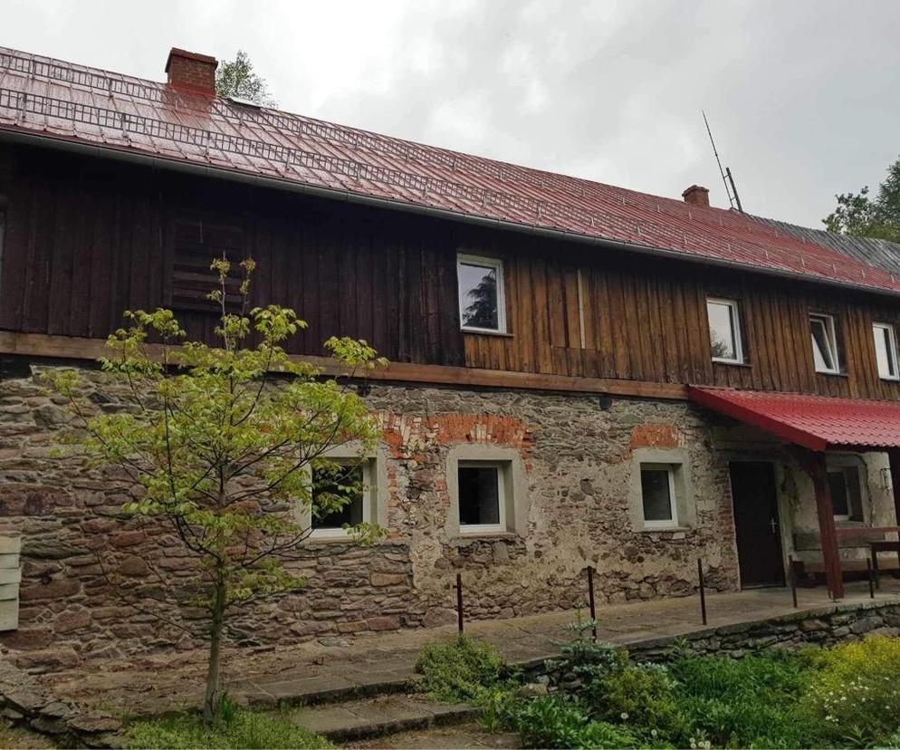 Stary poniemiecki dom wgryzał się w skarpę. Tak wygląda po 4 latach remontu