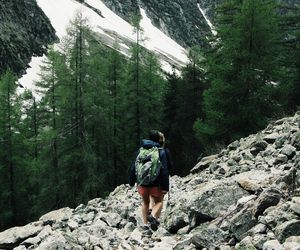 Jak wybrać obuwie trekkingowe i turystyczne: poradnik dla początkujących i doświadczonych turystów