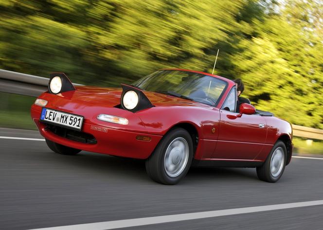 Mazda MX5 (Miata): jeden z najbardziej kultowych roadsterów produkowany od 1989 r. Pod maską I generacji silniki 1.6 117 KM i 1.8 133 KM. Egzemplarze w przyzwoitym stanie dostępne są od 6-7 tys. zł.