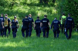 Ogromna akcja policji w lasach pod Gdynią. Setki funkcjonariuszy przeszukują tereny. O co chodzi?